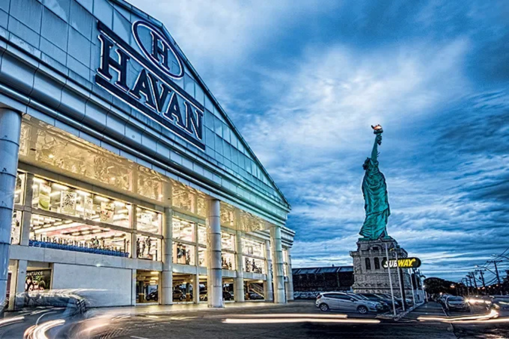 Havan Trabalhe Conosco Joinville, fachadada de uma loja da Havan com a estátua da liberdade ao lado.